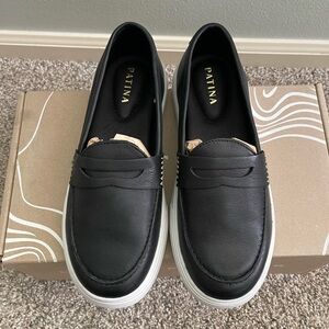 New w/ box Portland Leather Goods Patina Loafer.